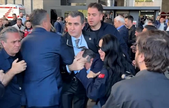 CHP Genel Başkanı Özel'e Yumruklu Saldırı