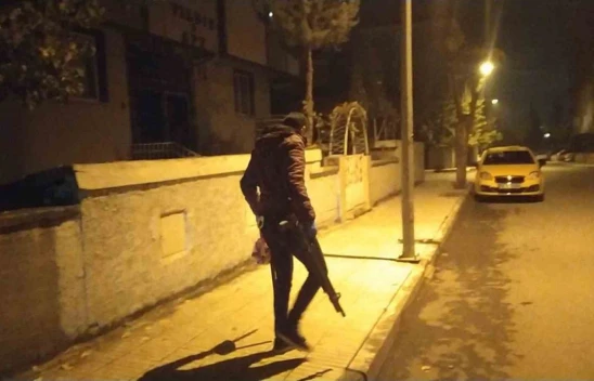 Çocuklara silah satan şahsın evine baskın!