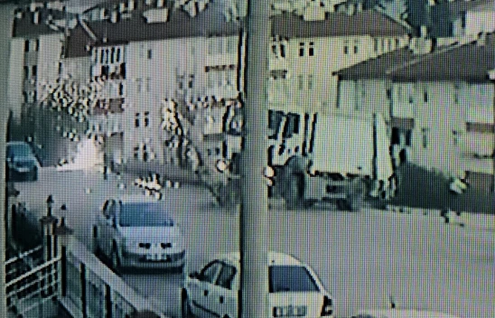 Çöp Kamyonu Elektrik Direğine Çarptı, İşçiler Faciadan Son Anda Kurtuldu