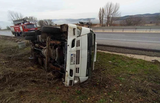 D-100'de Kontrolden Çıkan Kamyonet Devrildi