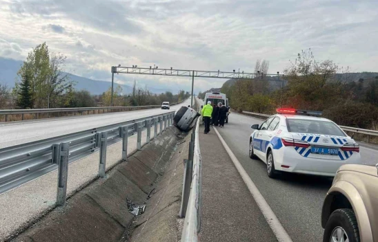 Bariyerlere Çarpan Otomobil Orta Refüje Düştü