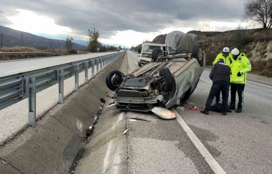 Bariyerlere Çarpan Otomobil Takla Attı: 2 Yaralı