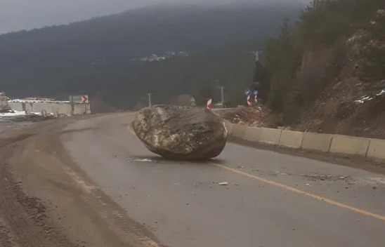 Dağdan Kopan Kaya Yola Düştü