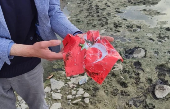 Dereye Düşen Türk Bayrağı'na Sahip Çıktı