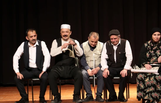 Ekip Moni Sahnede Engelleri Aşıyor