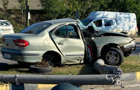 Elektrik Direğine Çarptı