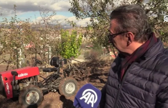 Emekli Öğretmen Bahçe İşlerinde Kendi Yaptığı Traktörü Kullanıyor