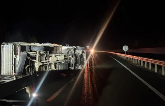 Eşya Yüklü Kamyonet Devrildi