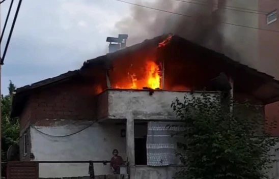 Evin çatı katında yangın çıktı