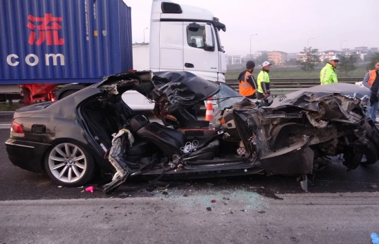 Feci kazada otomobil kağıt gibi ezildi: 1 ölü, 2 yaralı