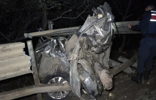 Freni Patlayan Tır Otomobili Ezdi: 1 Ölü 2 Yaralı