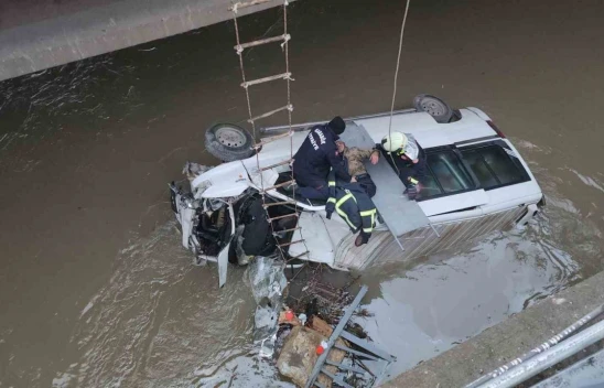 Frenleri Boşalan Minibüs Çaya Uçtu: 1 Yaralı