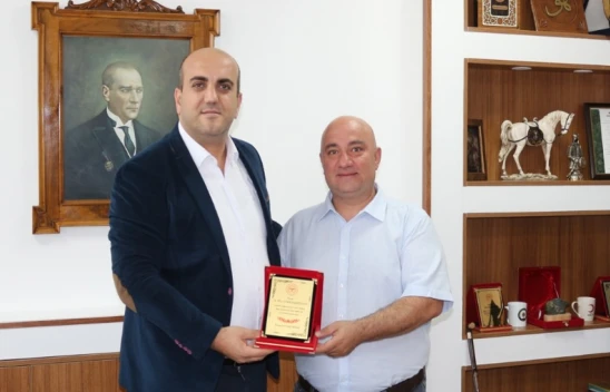 Gökmuharremoğlu'na Teşekkür Plaketi