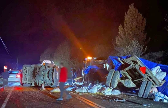 Hafif Ticari Araç İle Traktör Çarpıştı