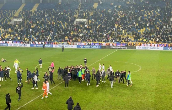 Hakem Halil Umut Meler'e Saha İçerisinde Yumruk Atıldı