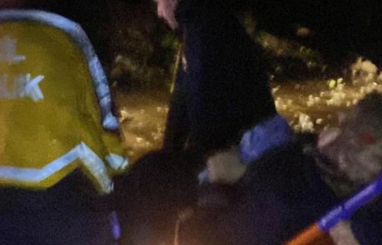 Hasta Kadını 500 Metre Taşıyarak Kurtardılar