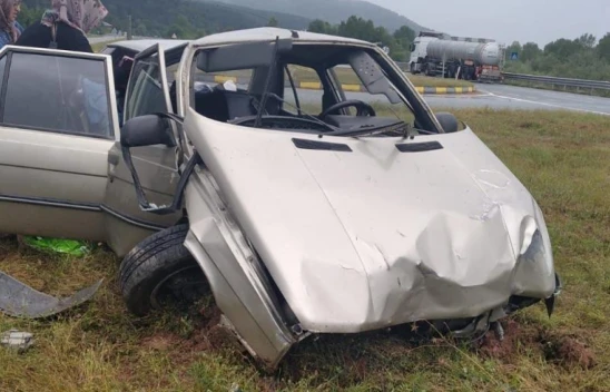 Hurdaya dönen otomobildeki 5 kişi yaralandı