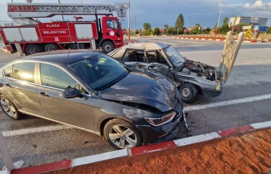 İki Otomobil Çarpıştı: 2 Yaralı