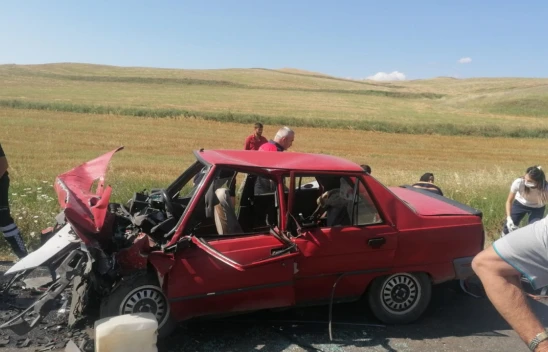 İki otomobilin çarpıştığı kazada 1 kişi öldü, 2 kişi yaralandı