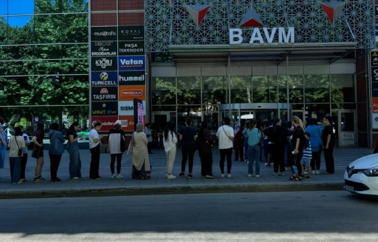 İndirim Haberini Duyan Mağazaya Akın Etti!