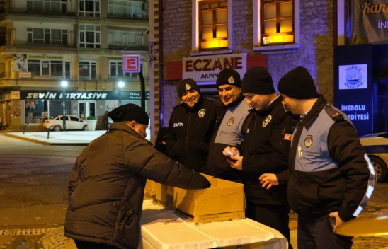 İnebolu'da Berat Kandili'nde Akide Şekeri Dağıtıldı