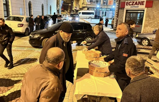 İnebolu'da Kandil Şekeri İkram Edildi