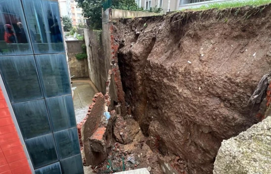 İstinat Duvarı Çöktü, Bina Tahliye Edildi