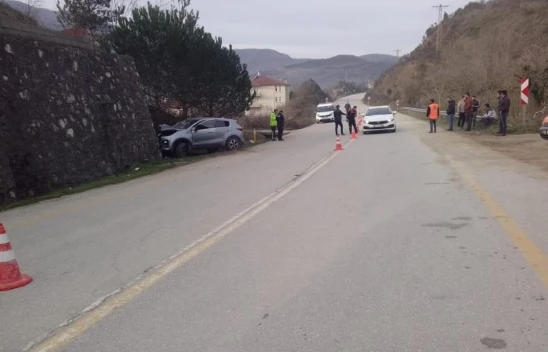 İstinat Duvarına Çarptı Hayatını Kaybetti