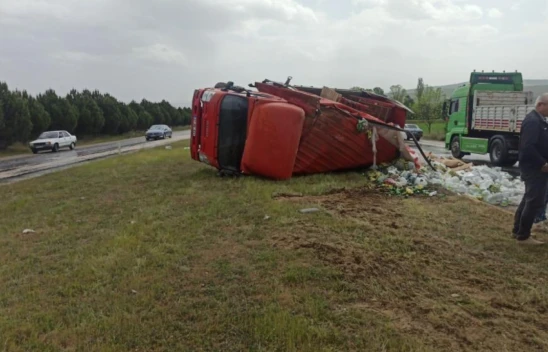 Kamyon Devrildi: 2 Yaralı