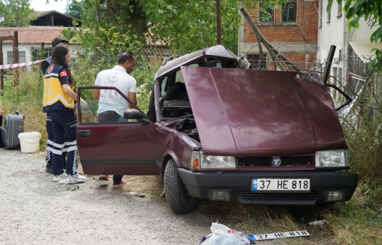 Kamyon ile otomobil çarpıştı: 1 ölü, 1 yaralı