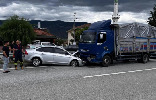 Kamyon ile Otomobil Çarpıştı: 3 Yaralı