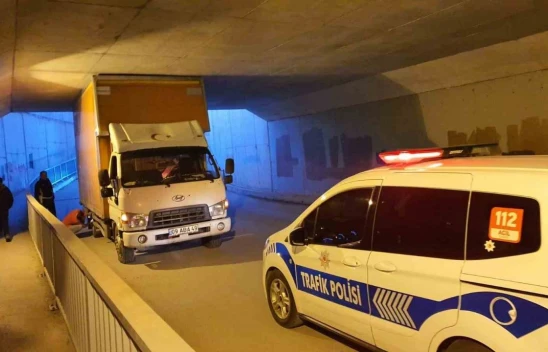 Kamyonet Alt Geçide Sıkıştı