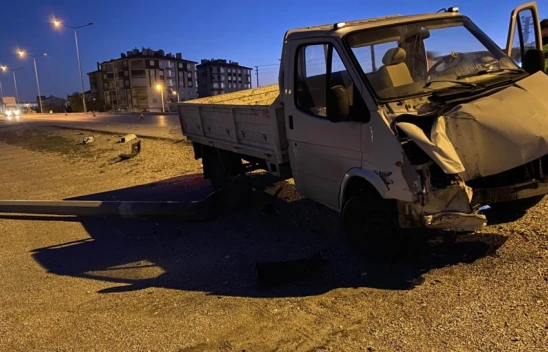 Kamyonet Aydınlatma Direğine Çarptı