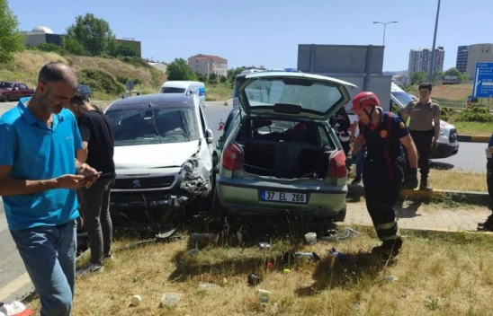 Kamyonet ile Otomobil Çarpıştı