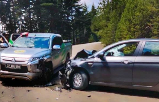 Kamyonet ile Otomobil Çarpıştı: 3 Yaralı