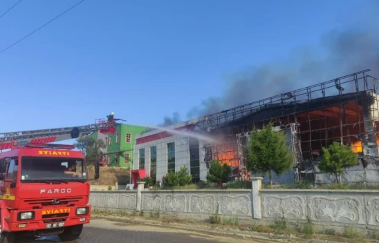 Kapı fabrikası küle döndü