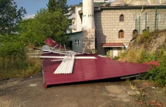 Karabük'te çıkan fırtına hayatı olumsuz etkiledi