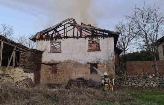 Karabük'te İki Katlı Ev Yandı