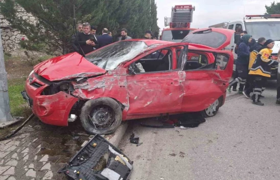Karabük'te Otomobil Direğe Çarptı: 1'i Ağır 3 Yaralı