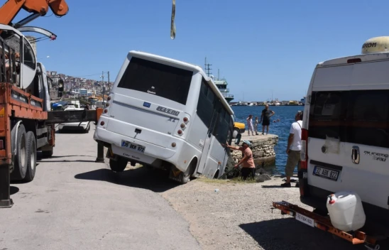 Karavanını park etmek isterken kayalıklara düşürdü