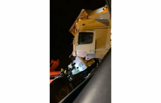 Karlı Havada Aniden Duran Tıra Çarptı: Tırın Kupası Düştü