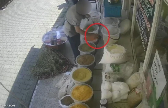 Kaşla göz arasında tezgahtaki telefonu çaldı