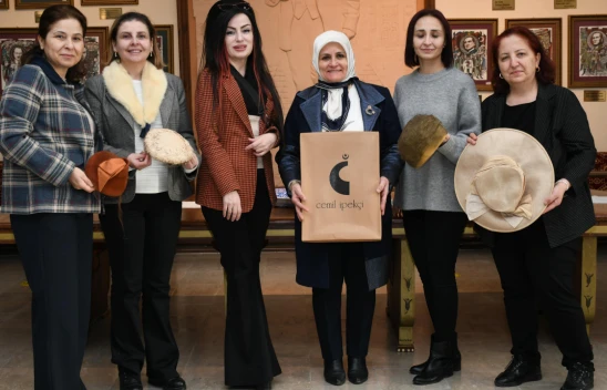 KAST-KADER Cemil İpekçi'nin Babaannesinin Şapkalarını Bağışladı