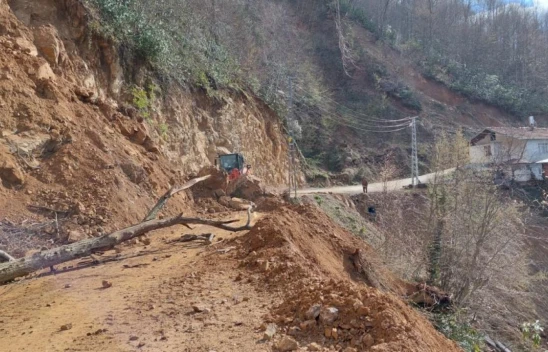 Kastamonu Bozkurt'ta heyelan yolu ulaşıma kapattı