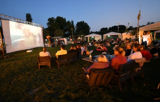 Kastamonu'da Açık Hava Sineması: 'Neşeli Günler' Beyazperdede