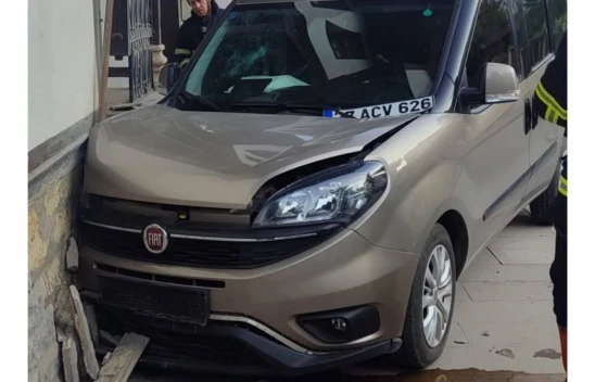 Kastamonu'da Araç Duvara Çarptı