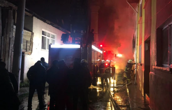 Kastamonu'da Çıkan Yangın 3 Evi Sardı