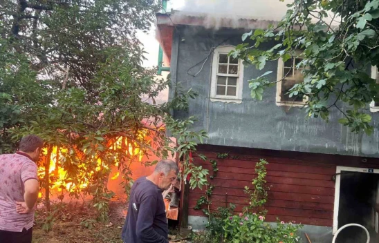Kastamonu'da Çıkan Yangında Ev Ve Samanlık Küle Döndü