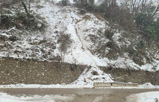 Kastamonu'da Dağdan Kopan Taşlar Yola Düştü