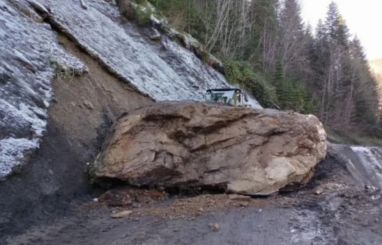 Kastamonu'da Düşen Kaya Yolu Ulaşıma Kapattı